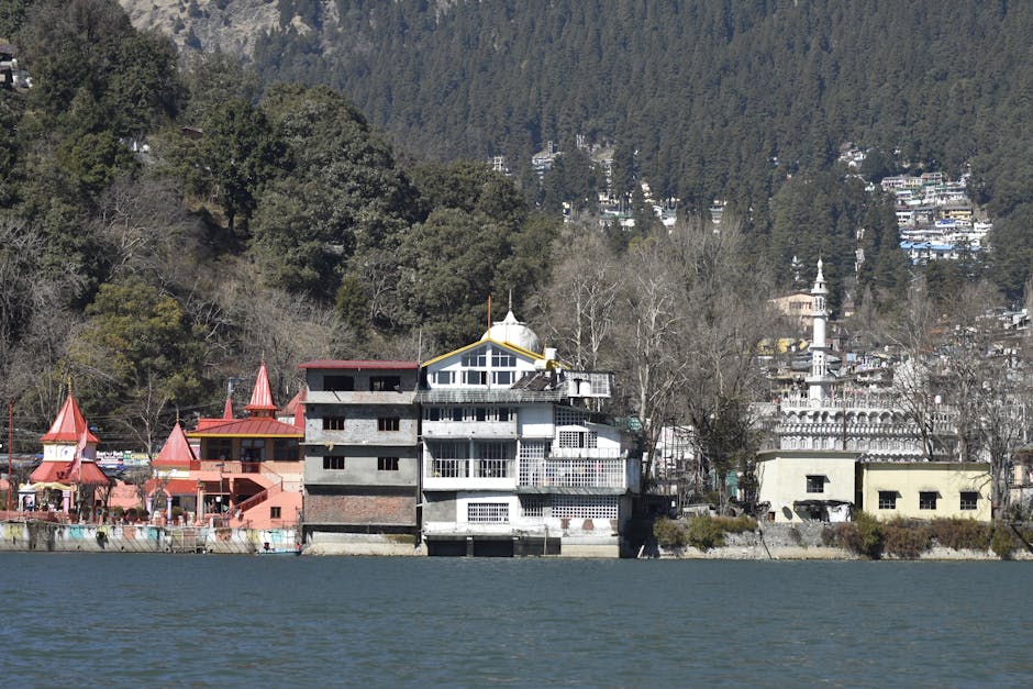 Picturesque view of lakeside architecture and forested hills in Nainital, India.